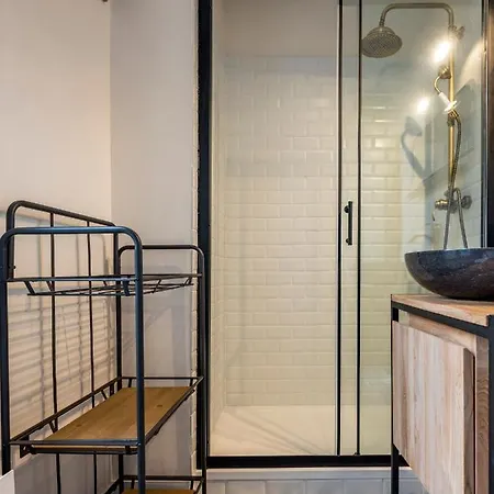 La Tour Pom'pin Bed & Breakfast