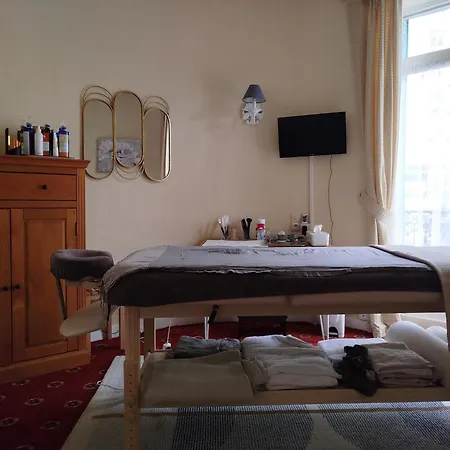 La Tour Pom'pin Bed & Breakfast