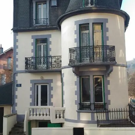 La Tour Pom'pin Bed & Breakfast 2*